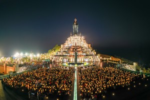 Người dân Nam Bộ đổ về núi Bà Đen, Tây Ninh du xuân, dâng đăng cầu may mắn đầu năm