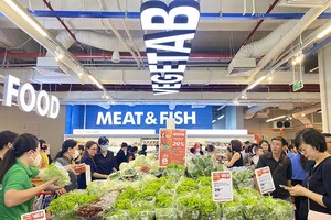 Khách hàng mua sắm tại siêu thị WinMart.