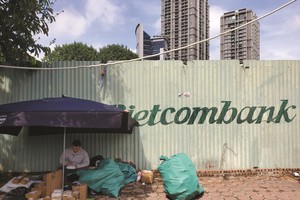 Có hàng trăm dự án “treo” trên cả nước, nhưng số dự án bị thu hồi vô cùng khiêm tốn (Trong ảnh: Khu đất dự án xây dựng trụ sở Vietcombank bỏ hoang nhiều năm nay trên địa bàn quận Cầu Giấy, Hà Nội).