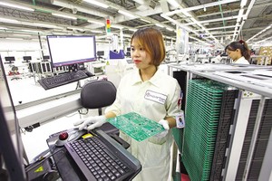 Sản xuất vi mạch của Công ty SPARTON (Mỹ) tại Bình Dương. Ảnh: Lê Toàn.