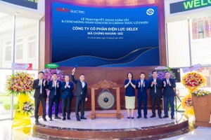 Ban Lãnh đạo GELEX Electric thực hiện nghi thức đánh chiêng chào mừng ngày giao dịch đầu tiên cổ phiếu GEE trên HOSE.