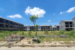 Nhiều dự án nhà phố, biệt thự liền kề ven sông Cổ Cò bị bỏ hoang kéo dài.