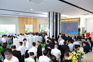 Khách tham quan trong ngày khai trương nhà điều hành dự án Destino Centro. Ảnh: Trọng Tín.