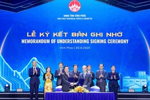 Nghi thức ký kết thỏa thuận hợp tác giữa Tập đoàn FPT và UBND tỉnh Vĩnh Phúc.