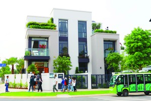 Khách hàng xem nhà tại dự án Aqua City. Ảnh: Lê Toàn.