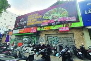 Nhiều ngôi nhà phố miệt mài rao cho thuê từ lâu vẫn không có khách. Ảnh: Lê Toàn.