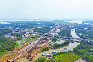 Quỹ đất ven các dự án hạ tầng rất dồi dào. Ảnh: Lê Toàn.