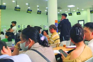 Đông đảo người dân giao dịch bất động sản tại phòng công chứng TP. Thủ Đức. Ảnh: Lê Toàn.