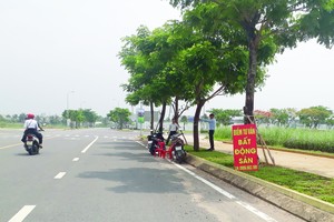 Các điểm tư vấn bất động sản tự phát xuất hiện nhan nhản xung quanh một dự án mới ở TP.HCM. Ảnh: Việt Dũng.