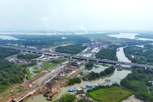 Hạ tầng giao thông liên vùng kích hoạt thị trường bất động sản vùng ven TP.HCM. Ảnh: Lê Toàn.