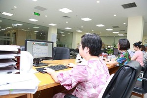 Công chức KBNN khu vực I đang thực hiện kiểm soát các khoản chi ngân sách nhà nước. Ảnh: Đức Minh.