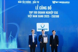 Ông Đồng Quang Thức – Giám đốc Ban ESG Tập đoàn Phenikaa, Phó tổng Giám đốc Vicostone nhận bằng khen từ chương trình.