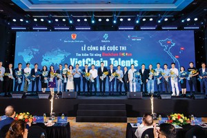 Đại diện các trường đại học và doanh nghiệp cam kết tham gia, đồng hành cùng VietChain Talents nhận hoa cảm ơn từ đại diện Ban tổ chức.