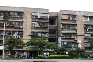 Cư xá Thanh Đa tại quận Bình Thạnh, được xây dựng từ năm 1972, hiện đã xuống cấp nghiêm trọng. Ảnh: Việt Dũng.