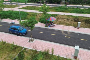 Nhà đầu tư đi xem đất vùng ven. Ảnh: Dũng Minh.