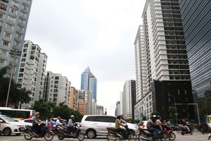 Hà Nội đang chịu áp lực lớn từ nhu cầu nhà ở khi dân số đô thị liên tục tăng nhanh. Ảnh: Bình Minh.