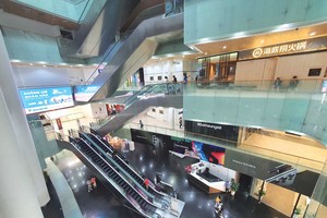 Quang cảnh vắng vẻ tại một trung tâm thương mại ở bên ngoài khu trung tâm. Ảnh: Lê Toàn.