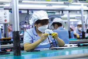 Việt Nam đang tạo ra cơ hội vàng để thu hút đầu tư. Trong ảnh: Sản xuất tại Công ty Samkwang Vina. Ảnh: Đức Thanh.