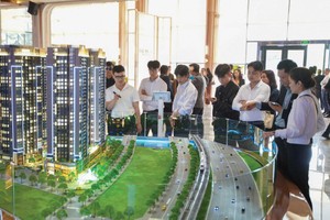 Môi giới của Dat Xanh Services giới thiệu sản phẩm cho khách hàng.