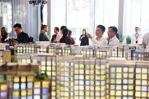 Người mua không còn vội vã “bắt sóng” như trước đây. Ảnh: Việt Dũng.