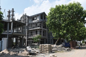 Giá nhà tăng cao đến từ chi phí đầu vào lớn, đặc biệt là tiền đất. Ảnh: Dũng Minh.