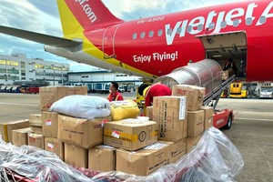 Hàng trăm thùng hàng cứu trợ của người dân cả nước được Vietjet vận chuyển đến vùng bão lũ những ngày qua.