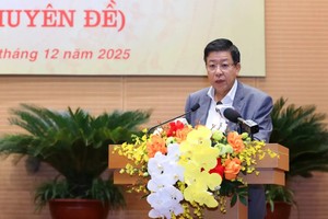 Phó Chủ tịch Thường trực UBND TP. Hà Nội Dương Đức Tuấn trình bày Tờ trình tại Kỳ họp ngày 14/12.