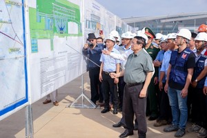 Thủ tướng đánh giá dự án đang thay đổi theo từng ngày, từng tuần, từng tháng - Ảnh: VGP.