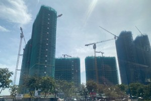 Nhiều dự án bất động sản được “cởi trói” pháp lý, tái khởi động, giúp thị trường sôi động trong thời gian qua Ảnh: Ðức Thanh.