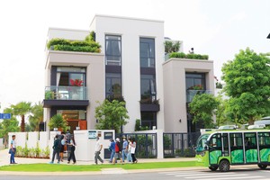 Phân khúc nhà ở riêng lẻ vẫn duy trì sức hút. Trong ảnh: Khách hàng đi xem nhà tại Đồng Nai.