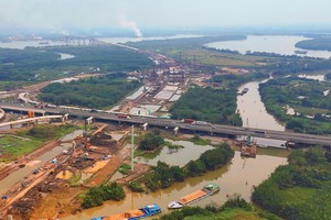 Dư địa mở rộng đô thị tại các trục giao thông huyết mạch là rất lớn. Ảnh: Lê Toàn.