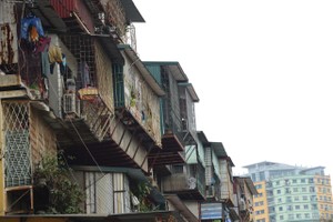 Hà Nội có tới 1.579 tòa nhà tập thể cũ, nhưng hiện chỉ khoảng 2% trong số đó được cải tạo, xây mới. Ảnh: Dũng Minh.