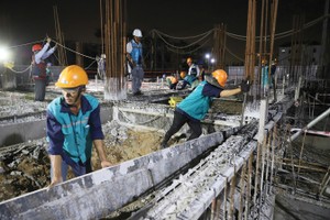 Công nhân thi công xuyên đêm tại đại dự án Aqua City Đồng Nai. Ảnh: Việt Dũng.