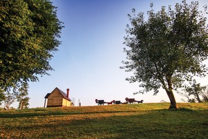 Một căn nhà gỗ đơn sơ đôi khi còn để lại ấn tượng sâu đậm hơn cả một căn biệt thự đầy đủ tiện nghi.