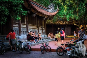 Cuộc sống ở quê diễn ra chậm và có tính kết nối cộng đồng cao.