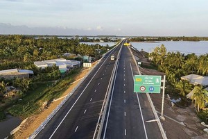 Không khí thi công khẩn trương tại dự án đường cao tốc Cần Thơ - Cà Mau để về đích đúng tiến độ. Ảnh: Đức Thanh.