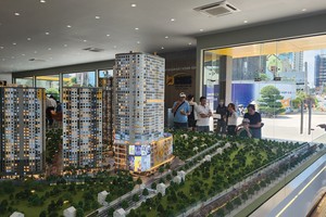 Khách hàng tham quan dự án Bcons City. Ảnh: Việt Dũng,