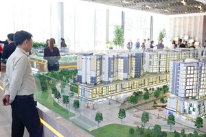 Với người vay mua nhà, biến động lãi suất là yếu tố quyết định việc xuống tiền. Ảnh: Việt Dũng.