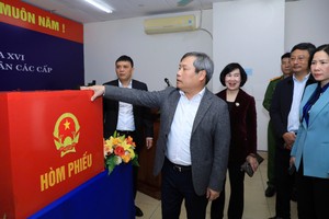 Chủ tịch UBND TP Vũ Đại Thắng, Trưởng Đoàn công tác số 2 kiểm tra công tác chuẩn bị bầu cử.