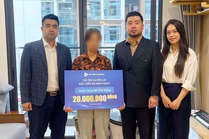 Đại diện Bảo hiểm VietinBank trao quyền lợi bảo hiểm cho khách hàng.