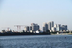 Hồ Tây đang khá “chật chội” bởi những tòa cao ốc, điều này không nên lặp lại với đô thị bên sông Hồng. Ảnh: Thành Nguyễn.
