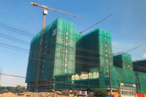 Nhiều dự án đang mọc lên nhanh chóng dọc Quốc lộ 13. Ảnh: Lê Toàn.