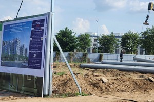 Bên trong dự án nhà ở xã hội HUD Thủ Đức, lác đác một vài công nhân đang thi công. Ảnh: Việt Dũng.
