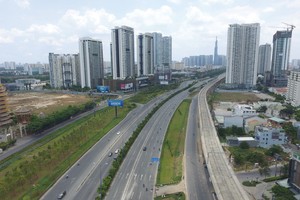 Sự phát triển của hệ thống hạ tầng kết nối đã rút ngắn đáng kể thời gian di chuyển từ trung tâm ra khu vực ngoại vi. Ảnh: Việt Dũng.