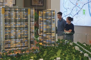 Người mua nhà vẫn trong trạng thái thận trọng. Ảnh: Việt Dũng.