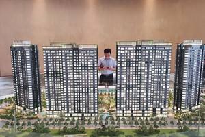 Người mua nhà chờ đợi một mặt bằng lãi suất đủ ổn định để cân đối tài chính dài hạn. Ảnh: Dũng Minh.