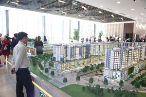 Người mua nhà còn lưỡng lự khi bài toán tài chính chưa thực sự có lời giải. Ảnh: Việt Dũng.