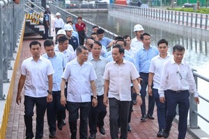 Thủ tướng Lê Minh Hưng và Bí thư Thành ủy TP.HCM Trần Lưu Quang kiểm tra thực địa Dự án "Giải quyết ngập do triều khu vực TP.HCM, có xét đến yếu tố biến đổi khí hậu – Giai đoạn 1" - Ảnh: chinhphu.vn.