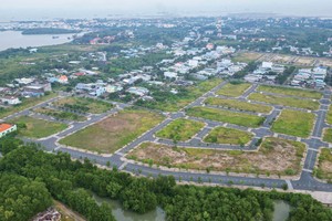 Thanh khoản thị trường đất nền vùng ven ảm đạm kéo dài. Ảnh: Lê Toàn.