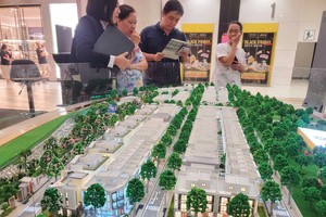 Lãi vay tăng cao tác động mạnh mẽ tới tâm lý người mua nhà. Ảnh: Dũng Minh.